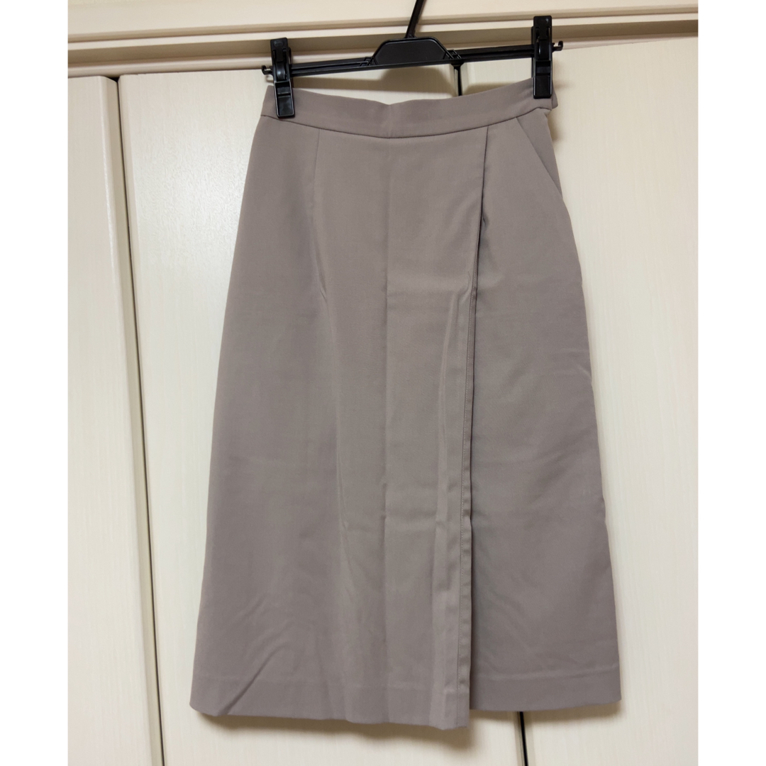 a.v.v(アーヴェヴェ)のa.v.v シンプル　スカート  ベージュ レディースのスカート(ひざ丈スカート)の商品写真
