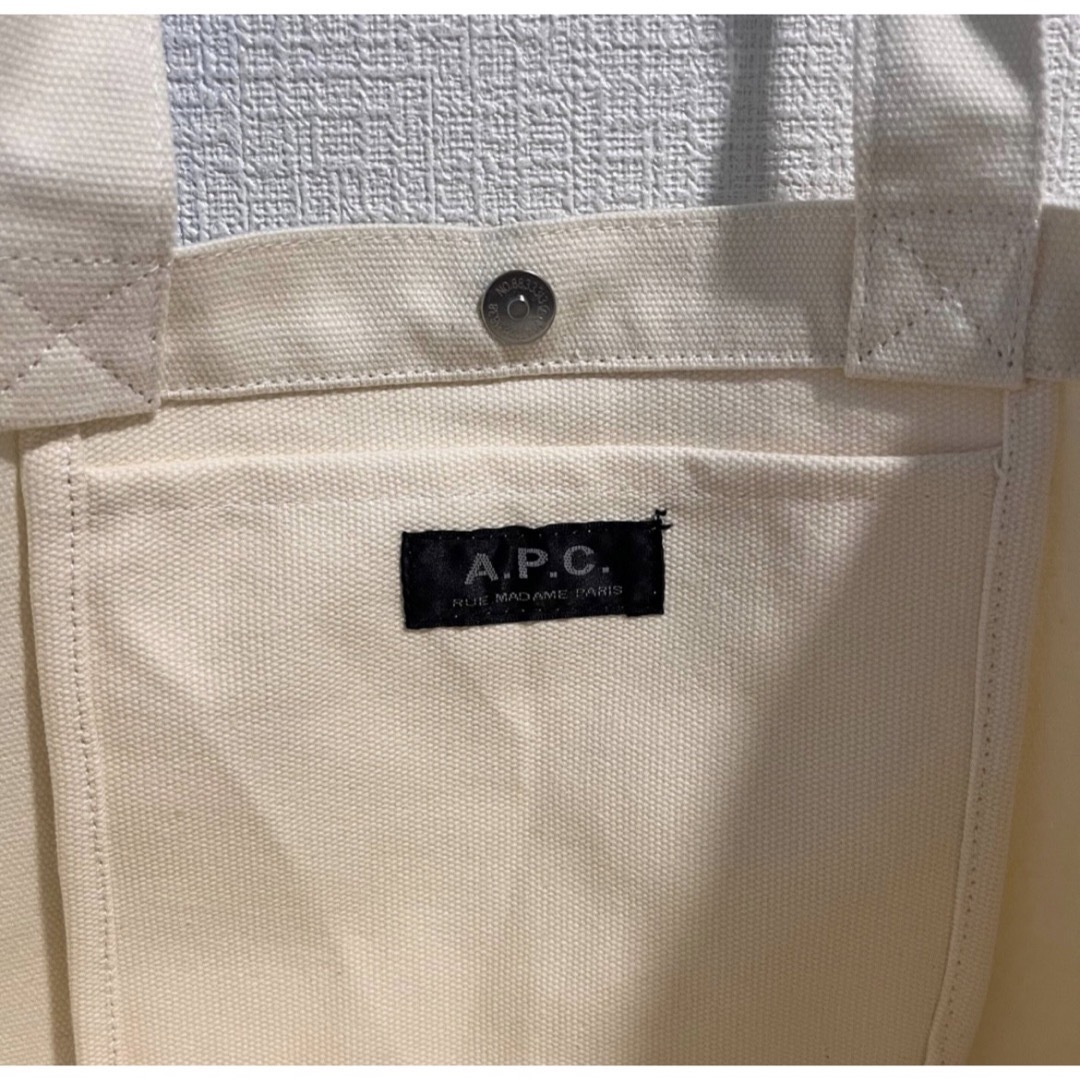 A.P.C(アーペーセー)の【未使用 タグ付】アーペーセー ブラック ロゴ トートバッグ ショッピングバッグ レディースのバッグ(トートバッグ)の商品写真