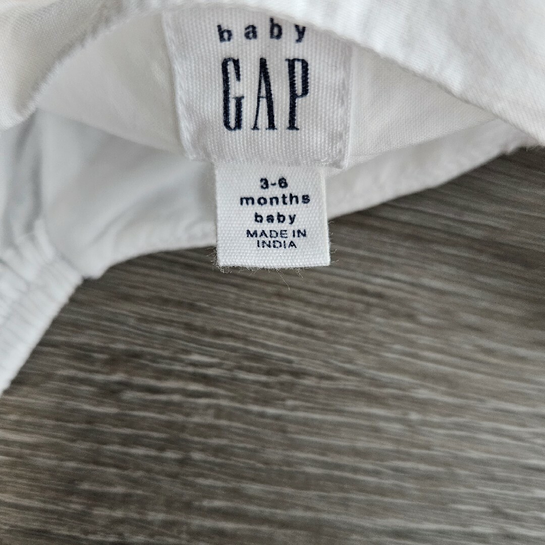 babyGAP(ベビーギャップ)のbabyGAP  白フリルトップス　ボトム　帽子3点セット　60センチ キッズ/ベビー/マタニティのベビー服(~85cm)(その他)の商品写真