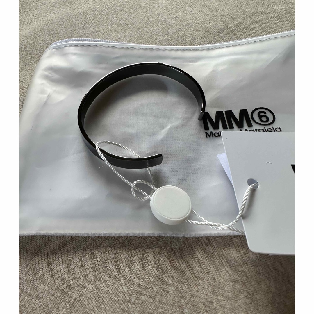 Maison Martin Margiela(マルタンマルジェラ)の3新品 メゾン マルジェラ MM6 ロゴ ブレスレット バングル ダークシルバー メンズのアクセサリー(ブレスレット)の商品写真