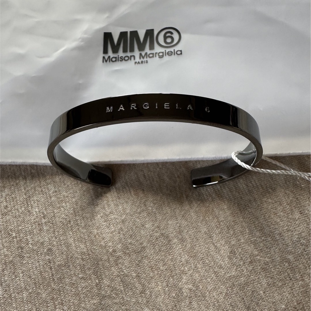 Maison Martin Margiela(マルタンマルジェラ)の3新品 メゾン マルジェラ MM6 ロゴ ブレスレット バングル ダークシルバー メンズのアクセサリー(ブレスレット)の商品写真