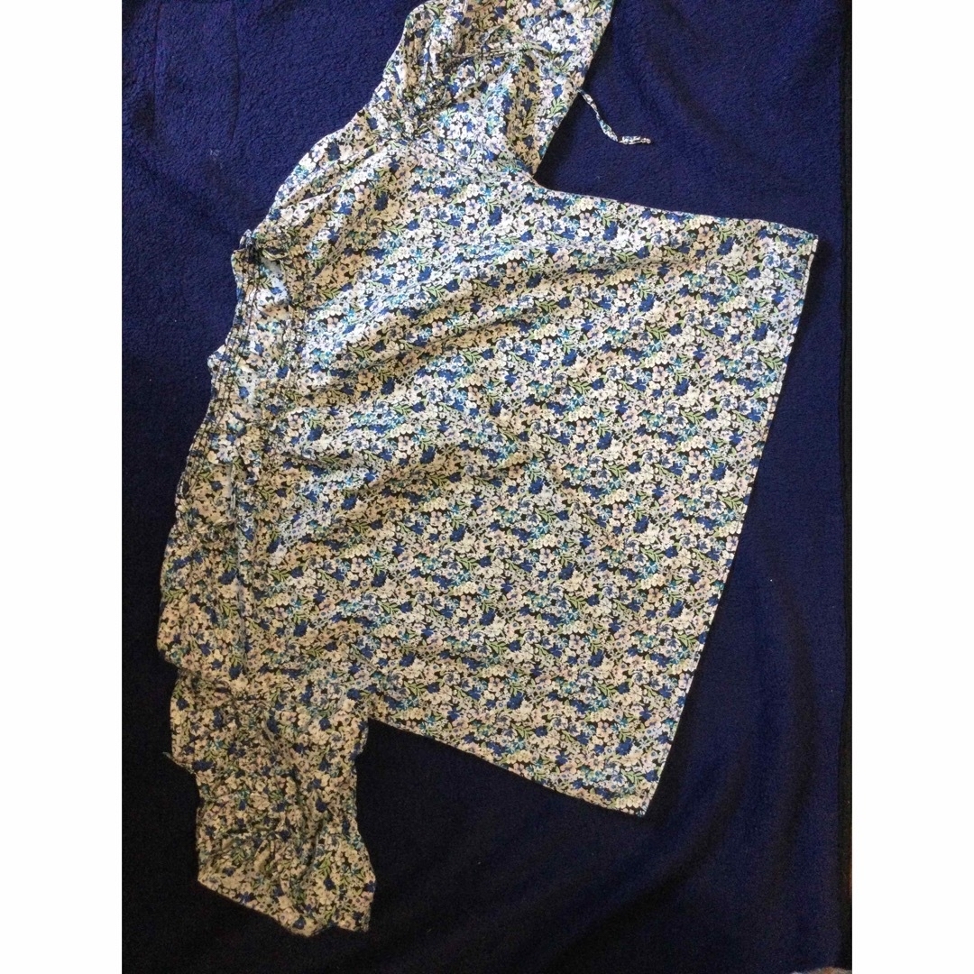 Simplicite(シンプリシテェ)のチュニック　花柄　ブルー　半袖　袖リボン　ブラウス レディースのトップス(チュニック)の商品写真