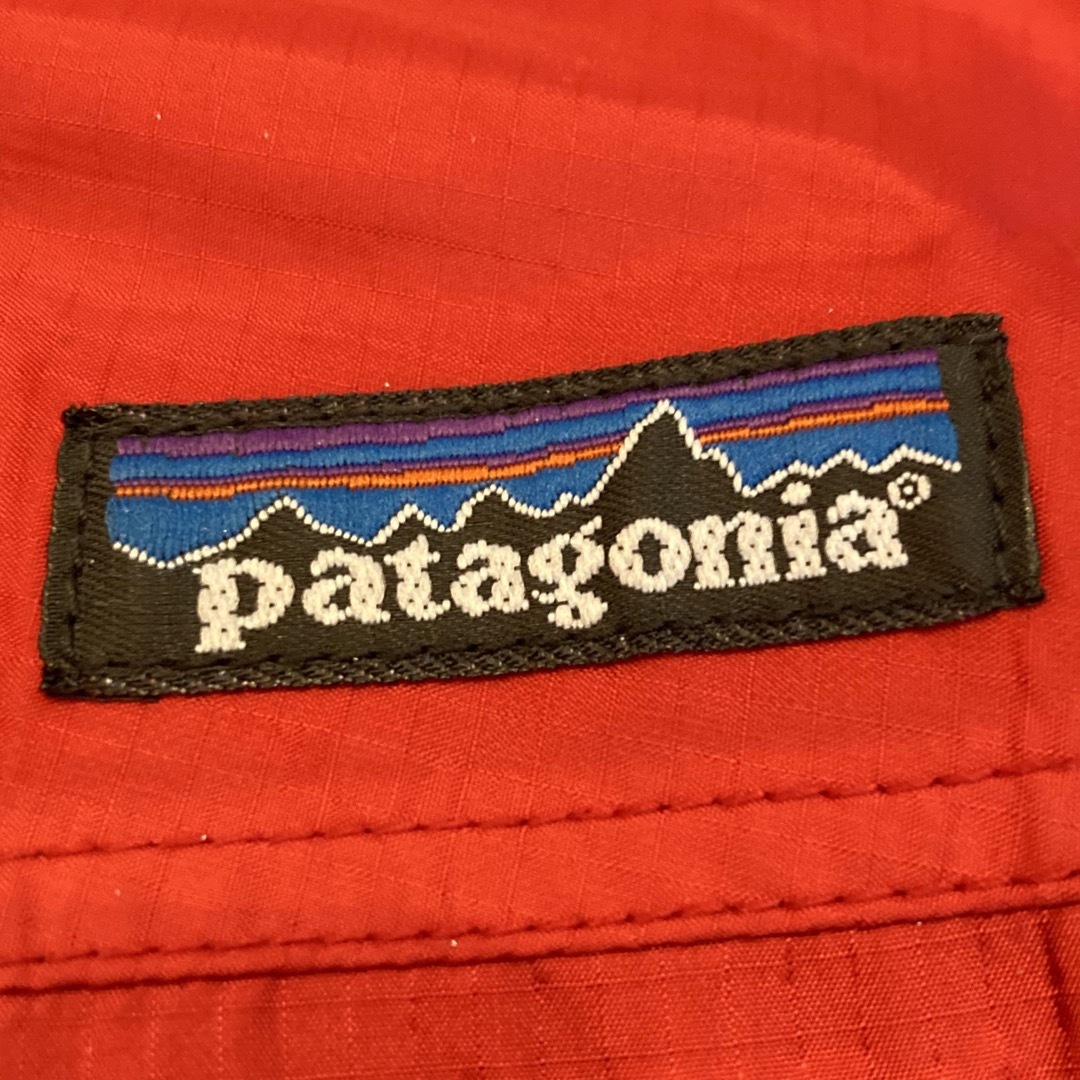 patagonia(パタゴニア)の送料込み　パタゴニア　ナイロンジャケット　レッド　XS レディースのジャケット/アウター(ナイロンジャケット)の商品写真