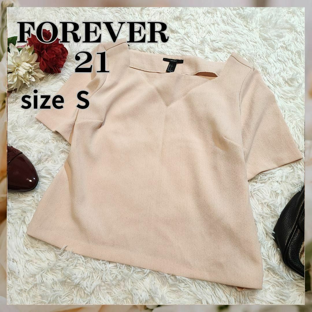 FOREVER 21(フォーエバートゥエンティーワン)のFOREVER 21【S】トップス　半袖　ブラウス　シャツ　ピンクベージュ レディースのトップス(カットソー(半袖/袖なし))の商品写真