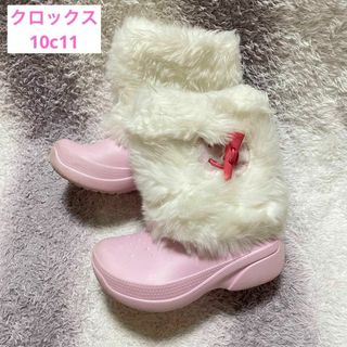 クロックス(crocs)のs157h クロックス ボアブーツ キッズシューズ ふわふわ ピンク×白(ブーツ)