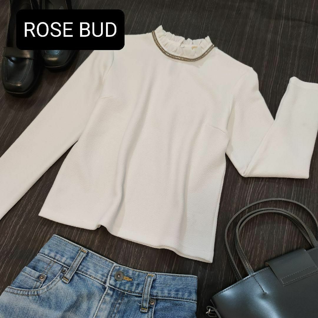 ROSE BUD(ローズバッド)のROSE BUD　ホワイト　ビジュー　フリル襟　ハイネック レディースのトップス(シャツ/ブラウス(長袖/七分))の商品写真