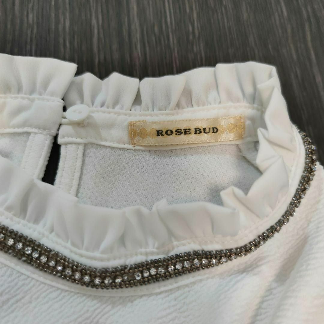 ROSE BUD(ローズバッド)のROSE BUD　ホワイト　ビジュー　フリル襟　ハイネック レディースのトップス(シャツ/ブラウス(長袖/七分))の商品写真