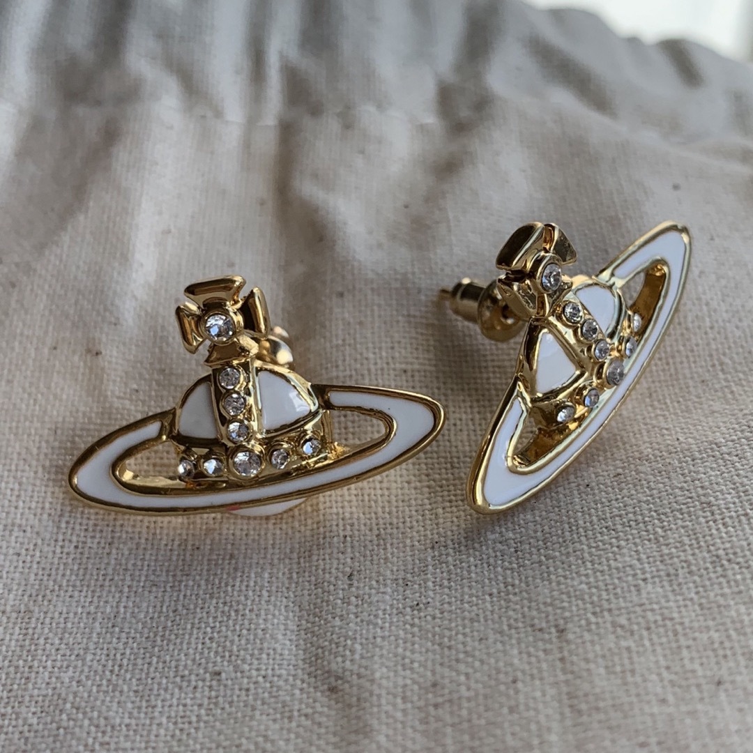 Vivienne Westwood(ヴィヴィアンウエストウッド)のヴィヴィアンウエストウッド ピアス　ホワイト　ゴールド レディースのアクセサリー(ピアス)の商品写真