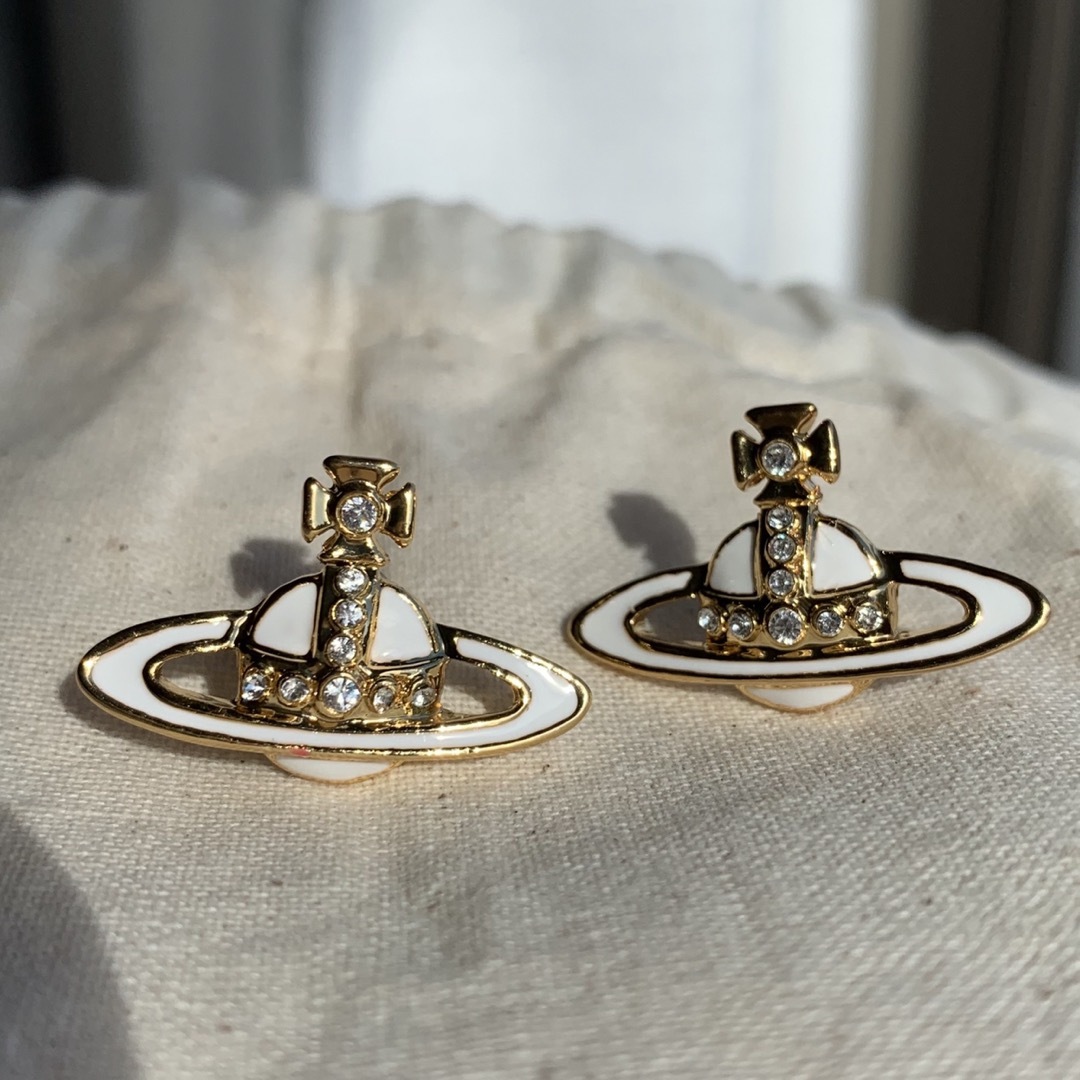 Vivienne Westwood(ヴィヴィアンウエストウッド)のヴィヴィアンウエストウッド ピアス　ホワイト　ゴールド レディースのアクセサリー(ピアス)の商品写真