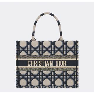 クリスチャンディオール(Christian Dior)の新作 新品 定価44.5万円 DIOR BOOK TOTE ミディアムバッグ (トートバッグ)