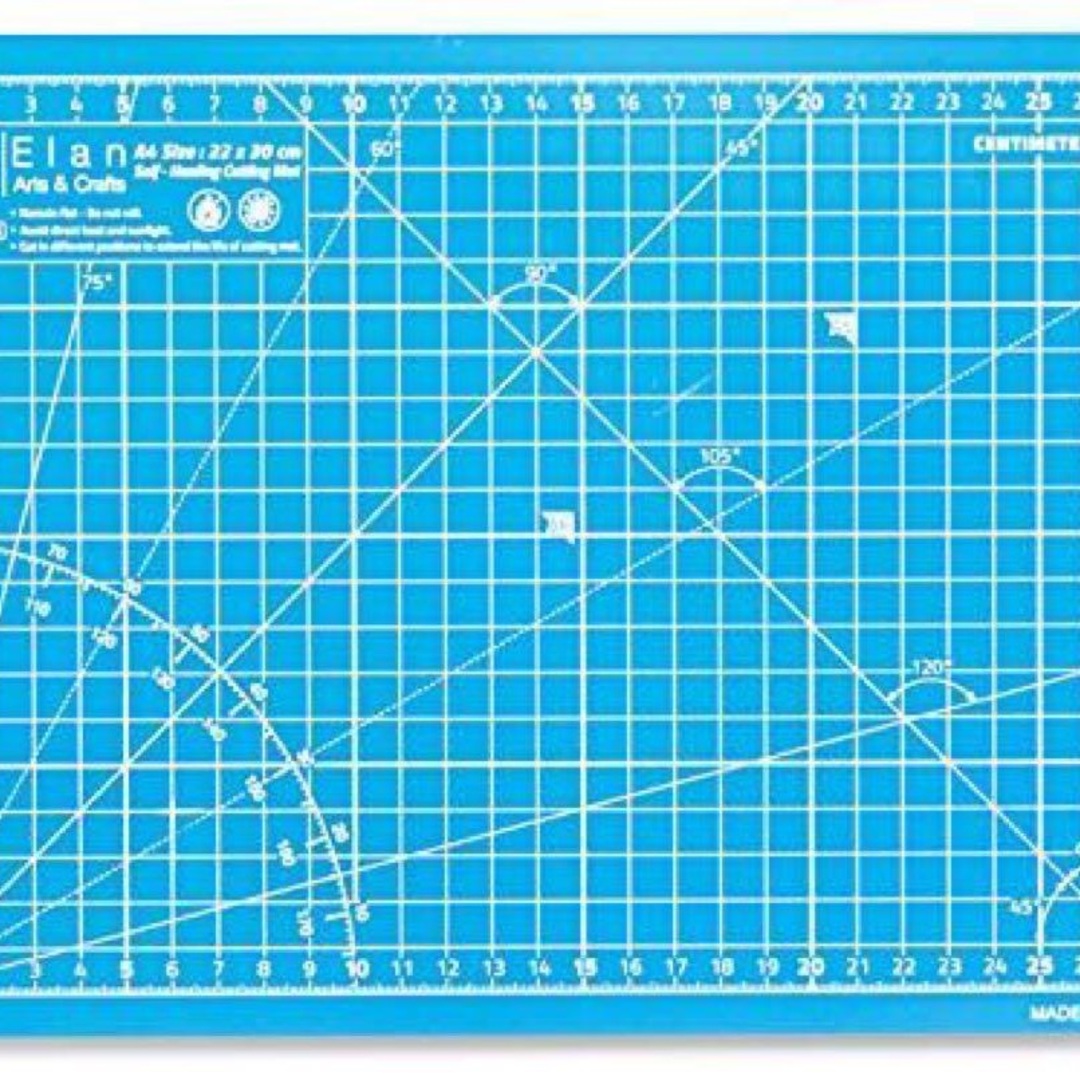 Elan(エラン)のElan カッターマット　A4 30×22cm 青色　裏は水色 ハンドメイドの文具/ステーショナリー(その他)の商品写真