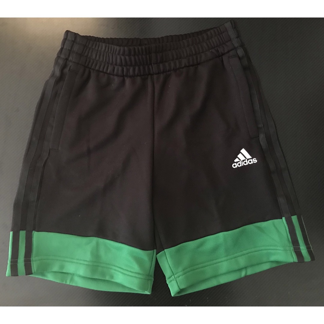 adidas(アディダス)のadidas アディダス　ハーフパンツ　150 キッズ/ベビー/マタニティのキッズ服男の子用(90cm~)(パンツ/スパッツ)の商品写真