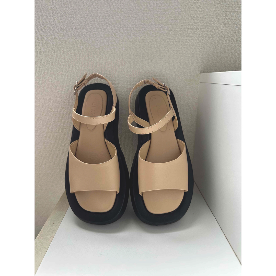 CLANE(クラネ)の【即完品/極美品】EDGE SOLE CURVE SANDALS レディースの靴/シューズ(サンダル)の商品写真