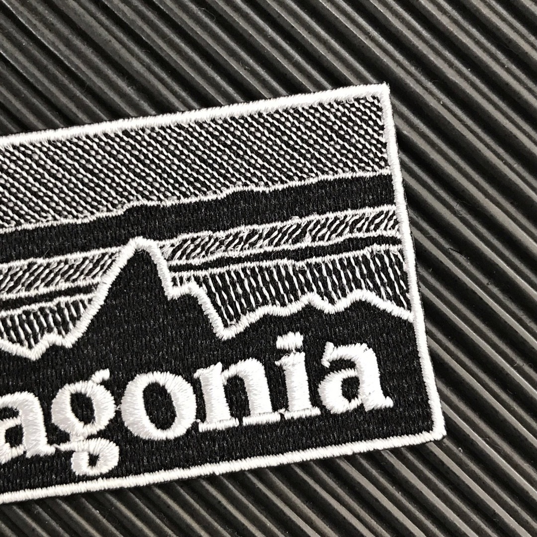 patagonia(パタゴニア)の90×48mm PATAGONIAフィッツロイ モノクロアイロンワッペン -43 自動車/バイクのバイク(装備/装具)の商品写真