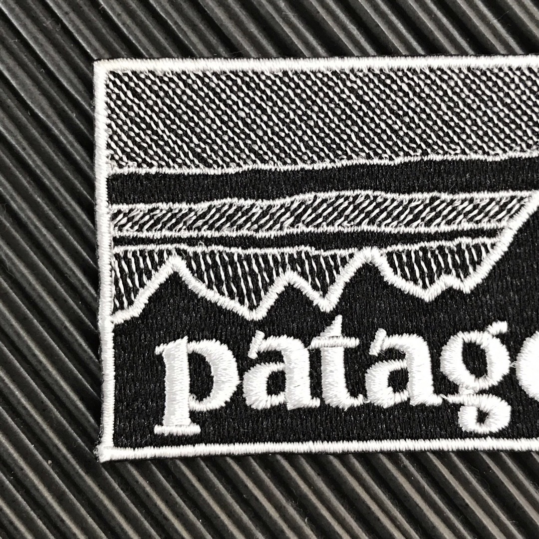 patagonia(パタゴニア)の90×48mm PATAGONIAフィッツロイ モノクロアイロンワッペン -43 自動車/バイクのバイク(装備/装具)の商品写真