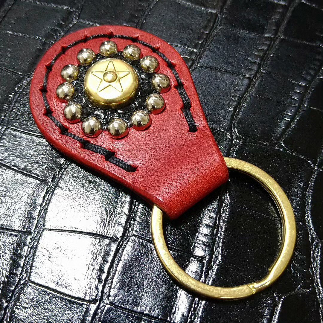 栃木レザー 手縫い オリジナル スタッズ キーホルダー ハンドメイド キーケースの通販 by kotobuki leather｜ラクマ