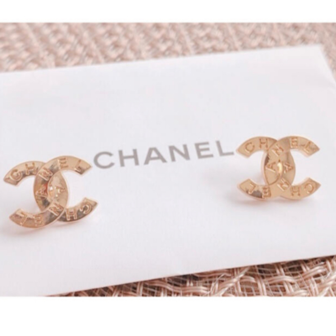 CHANELボタンピアス