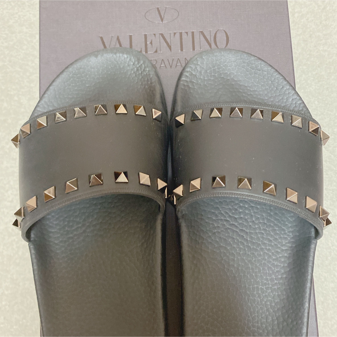 VALENTINO(ヴァレンティノ)の【最終値下げ】VALENTINO♡ ロックスタッズ ラバー スライドサンダル レディースの靴/シューズ(サンダル)の商品写真