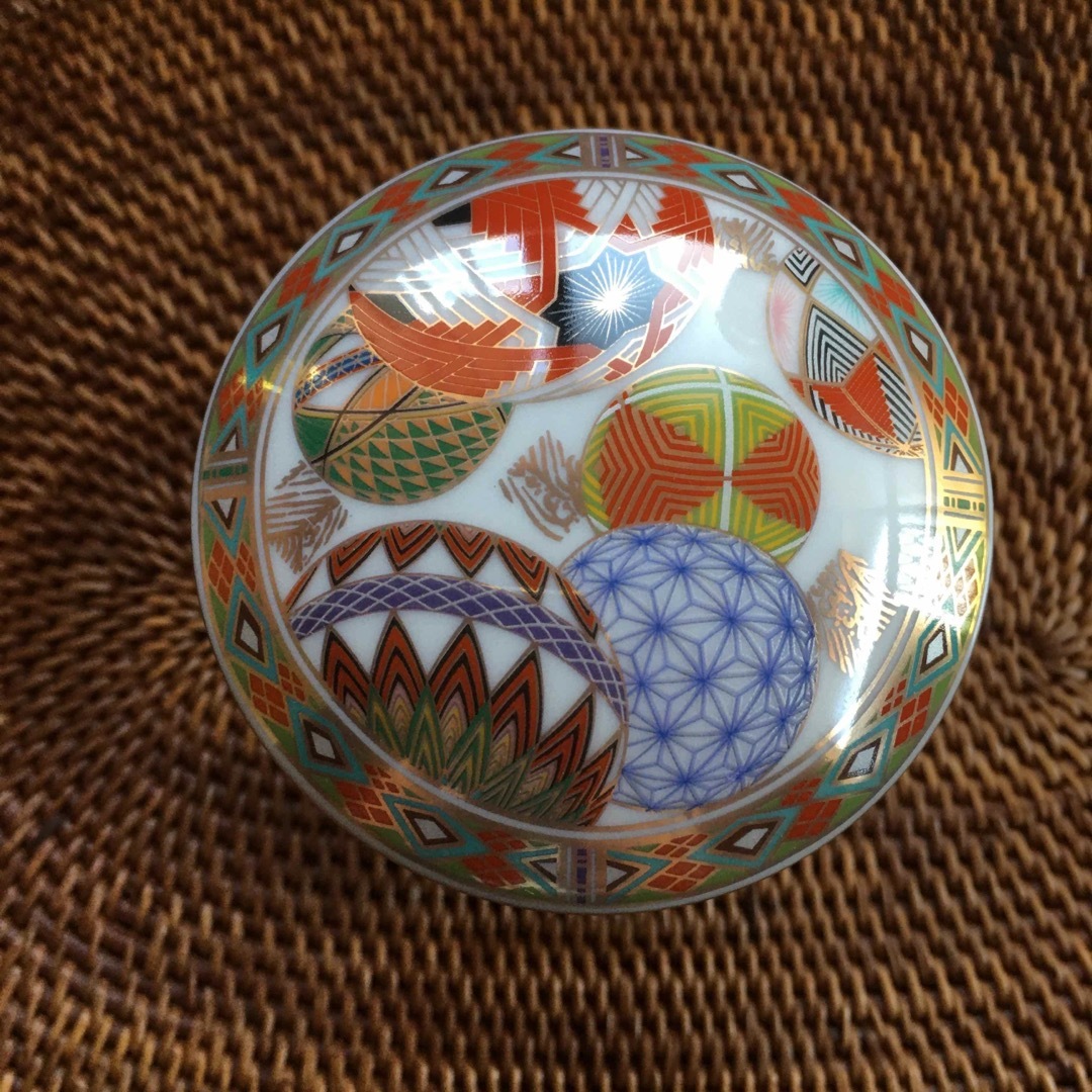庫山窯:前畑陶器》蓋付きミニ丸三段重(色絵手まり)珍味、小物 庫山窯:前畑陶器》蓋付きミニ丸三段重(色絵手まり)珍味、小物