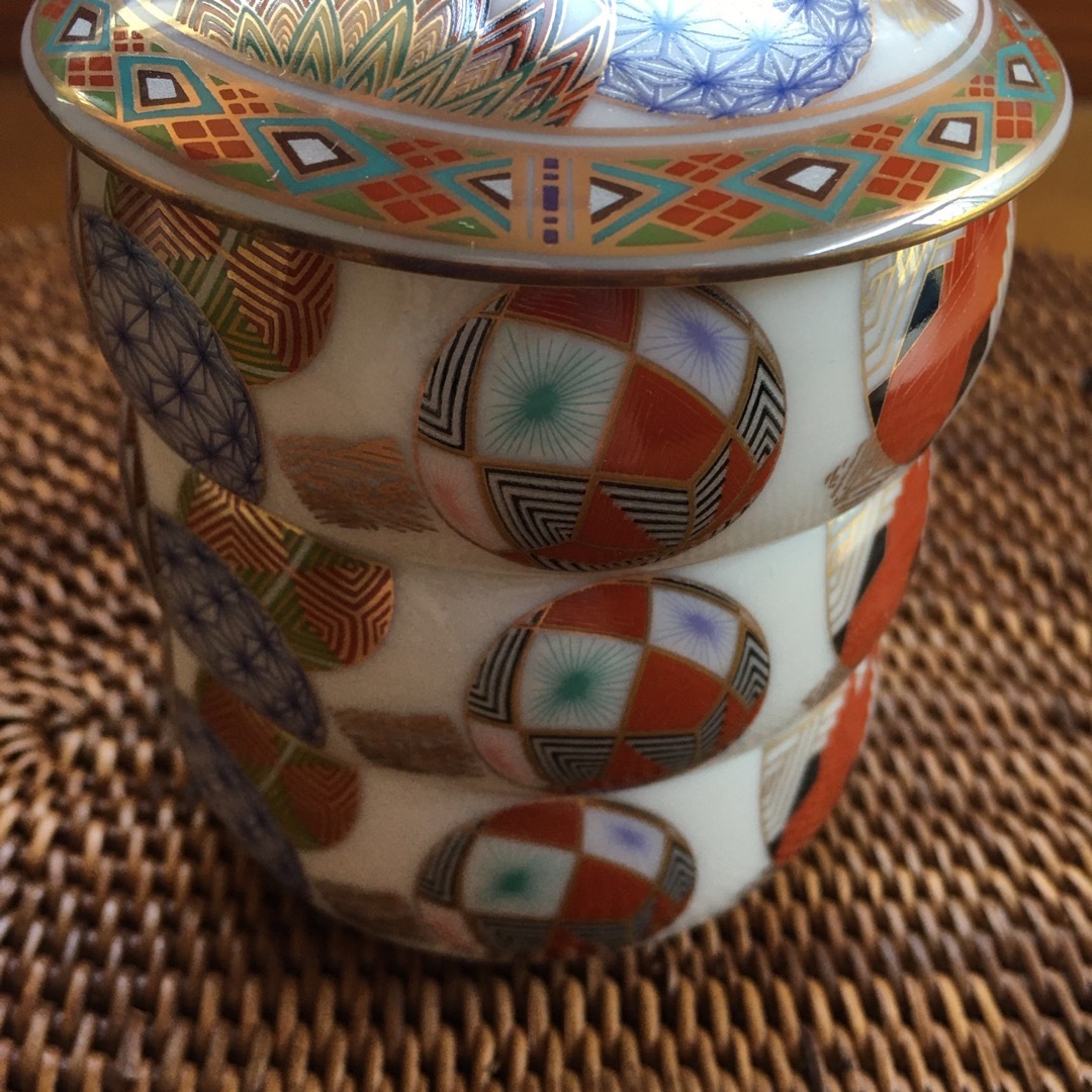 庫山窯:前畑陶器》蓋付きミニ丸三段重(色絵手まり)珍味、小物 庫山窯:前畑陶器》蓋付きミニ丸三段重(色絵手まり)珍味、小物