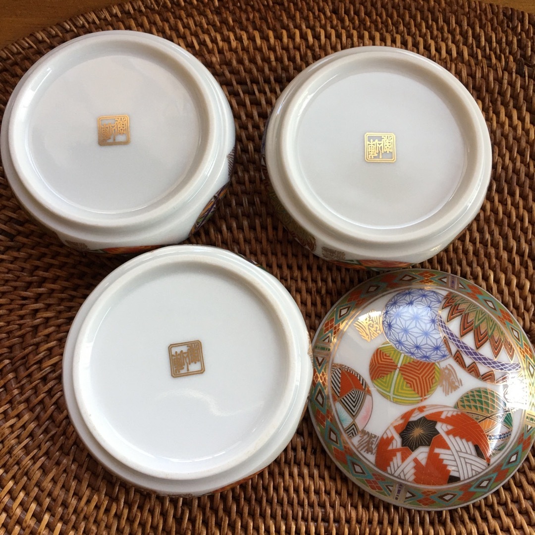 庫山窯:前畑陶器》蓋付きミニ丸三段重(色絵手まり)珍味、小物 庫山窯:前畑陶器》蓋付きミニ丸三段重(色絵手まり)珍味、小物