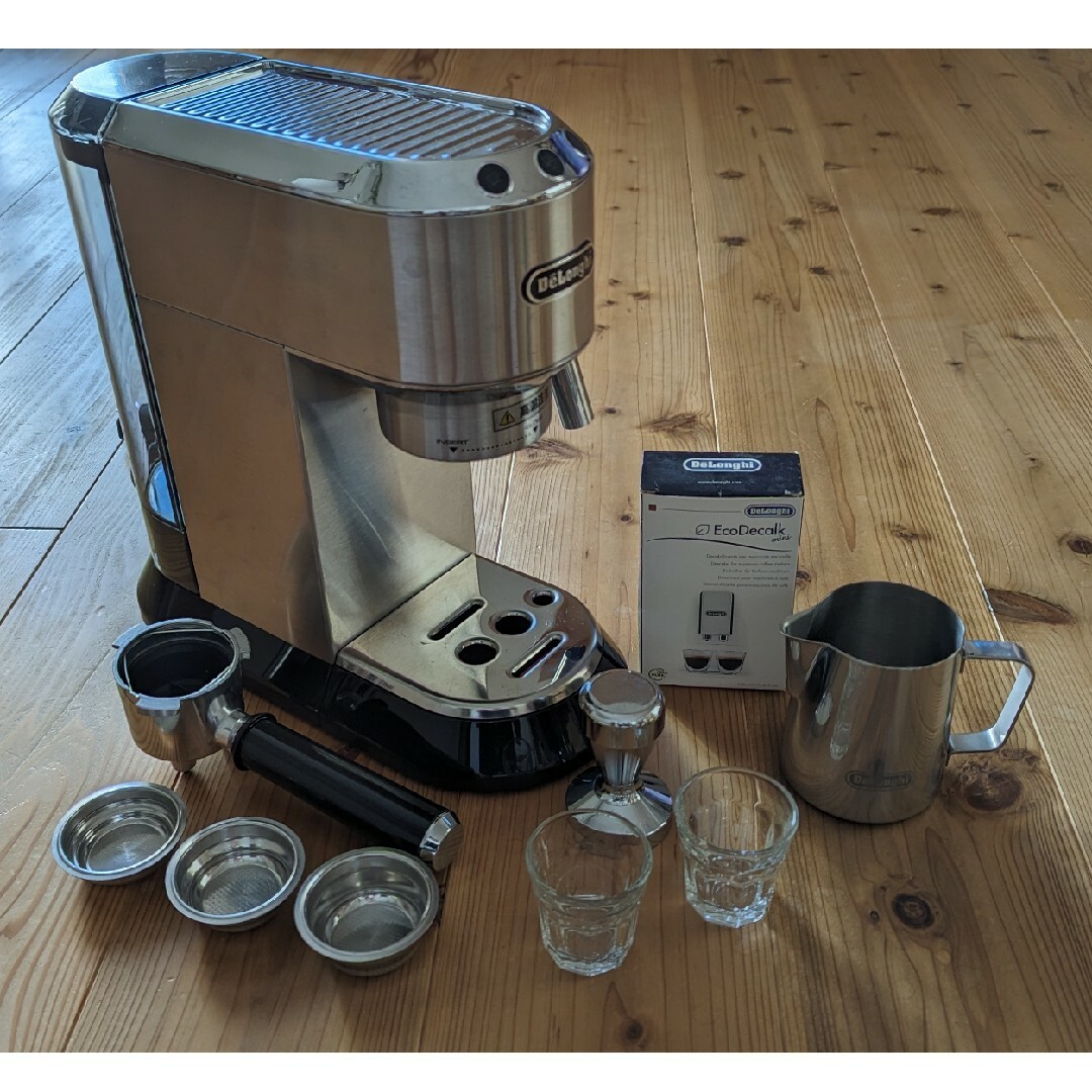 DeLonghi(デロンギ)のおまけ多数！デロンギ　デディカ　エスプレッソ・カプチーノメーカー/EC680 スマホ/家電/カメラの調理家電(エスプレッソマシン)の商品写真