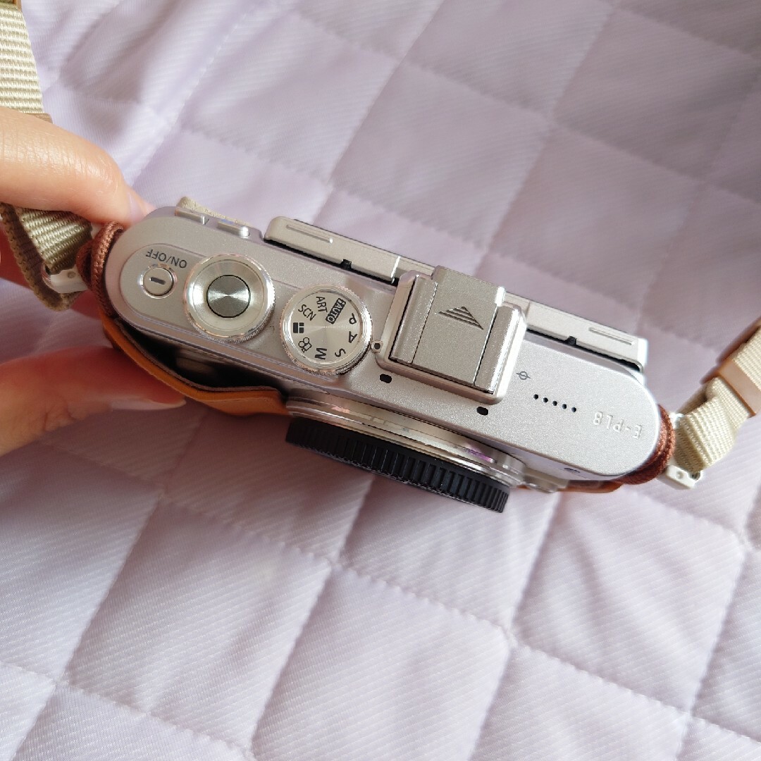 OLYMPUS(オリンパス)のOLYMPUS PEN E-PL8 ホワイト　ミラーレス一眼カメラ　オリンパス スマホ/家電/カメラのカメラ(ミラーレス一眼)の商品写真