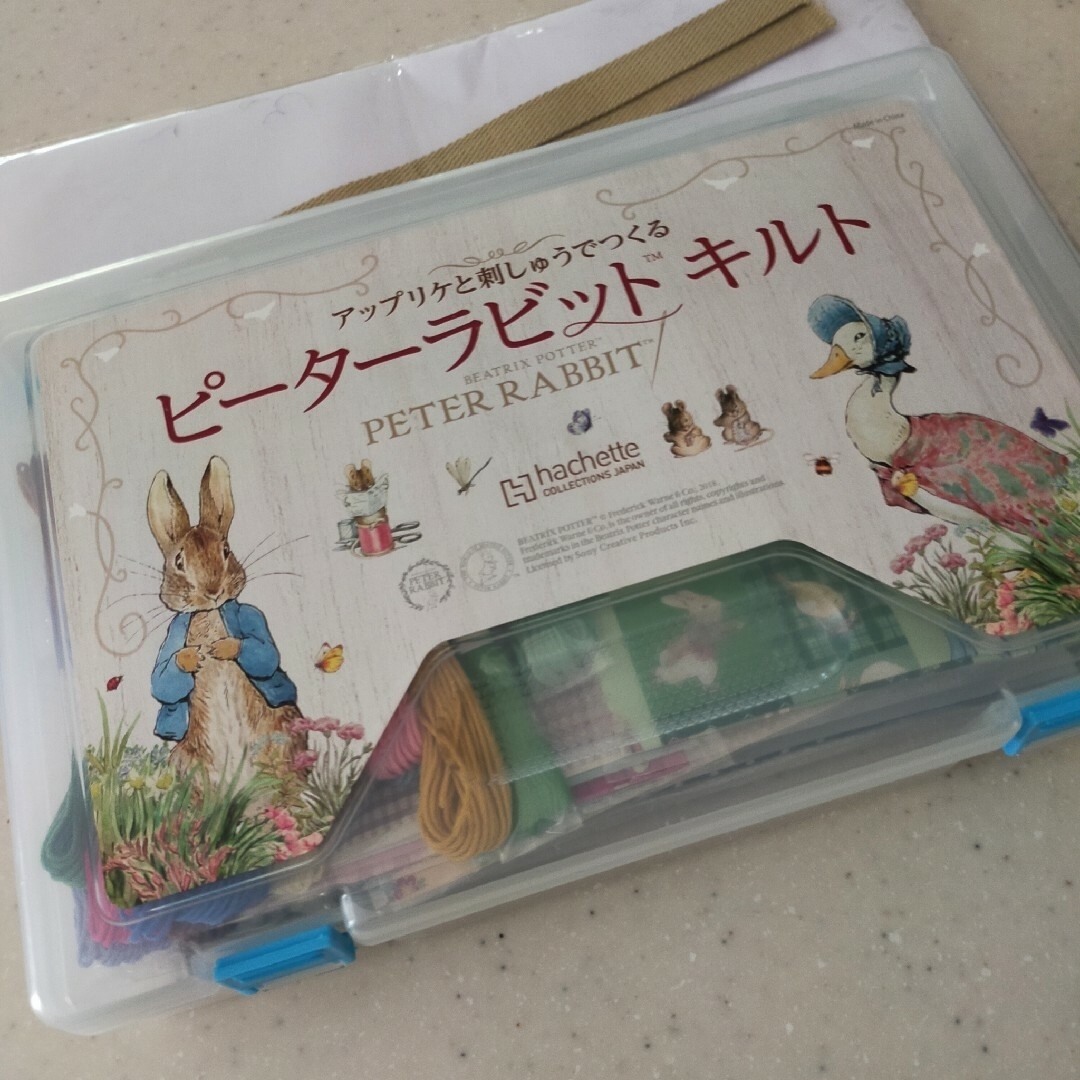 PETER RABBIT（TM）(ピーターラビット)の【最終お値下げ】ピーターラビット キルト生地 刺繍糸セット ハンドメイドの素材/材料(生地/糸)の商品写真