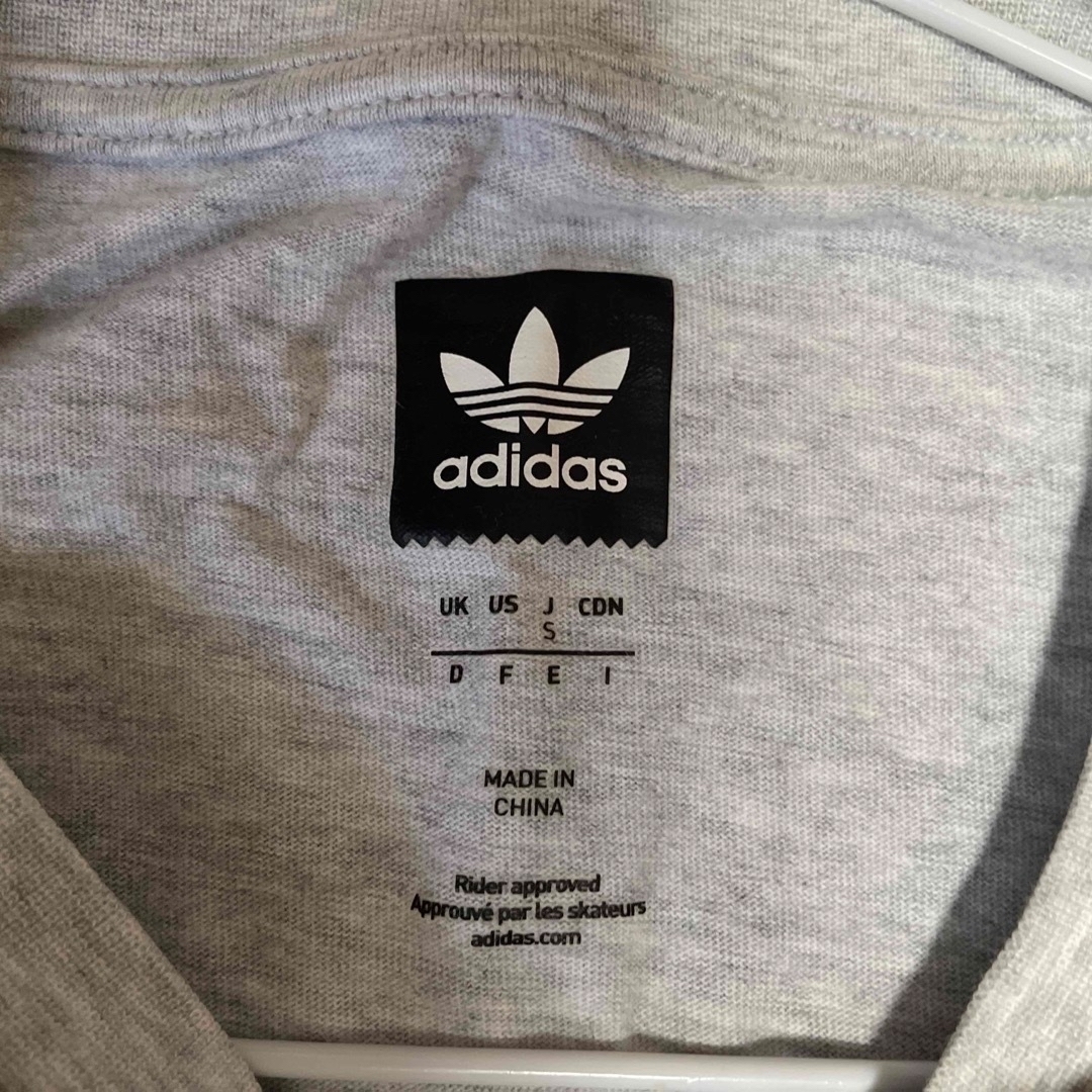 adidas(アディダス)のadidas ロンT Sサイズ　グレー レディースのトップス(Tシャツ(長袖/七分))の商品写真