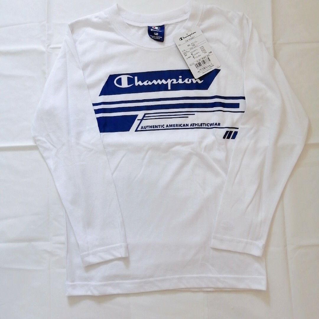 Champion(チャンピオン)の【新品】チャンピオン　長袖Tシャツ　140cm　男の子　ホワイト　ブルー キッズ/ベビー/マタニティのキッズ服男の子用(90cm~)(Tシャツ/カットソー)の商品写真