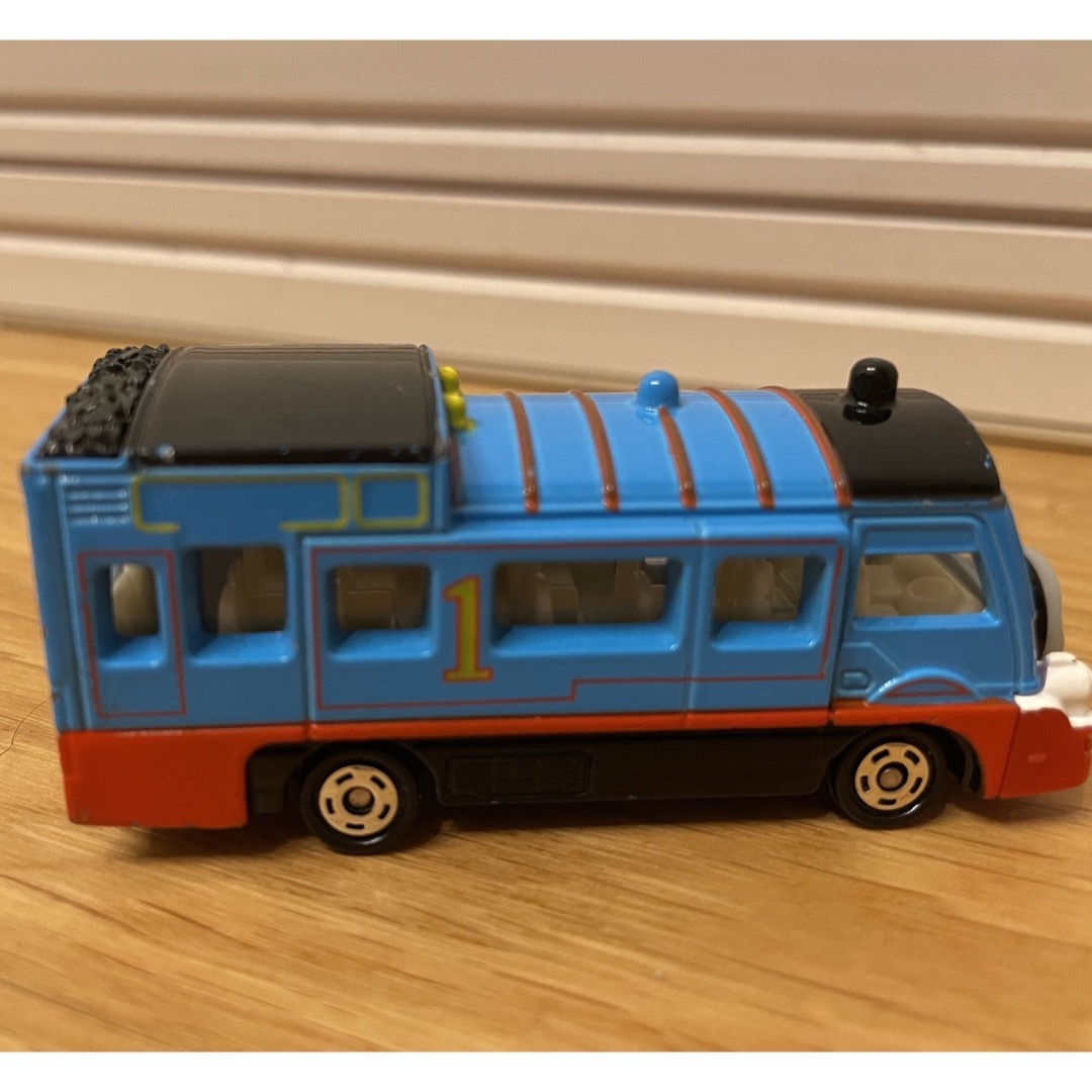 THOMAS(トーマス)のトーマスバス　トミカ エンタメ/ホビーのおもちゃ/ぬいぐるみ(キャラクターグッズ)の商品写真