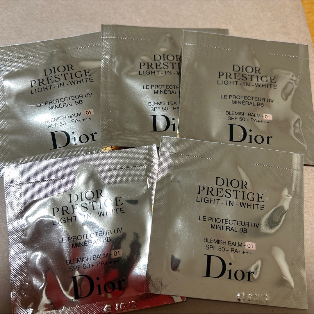 Christian Dior(クリスチャンディオール)のディオールプレステージ ホワイト ル プロテクター UV ミネラル BB01 コスメ/美容のベースメイク/化粧品(化粧下地)の商品写真