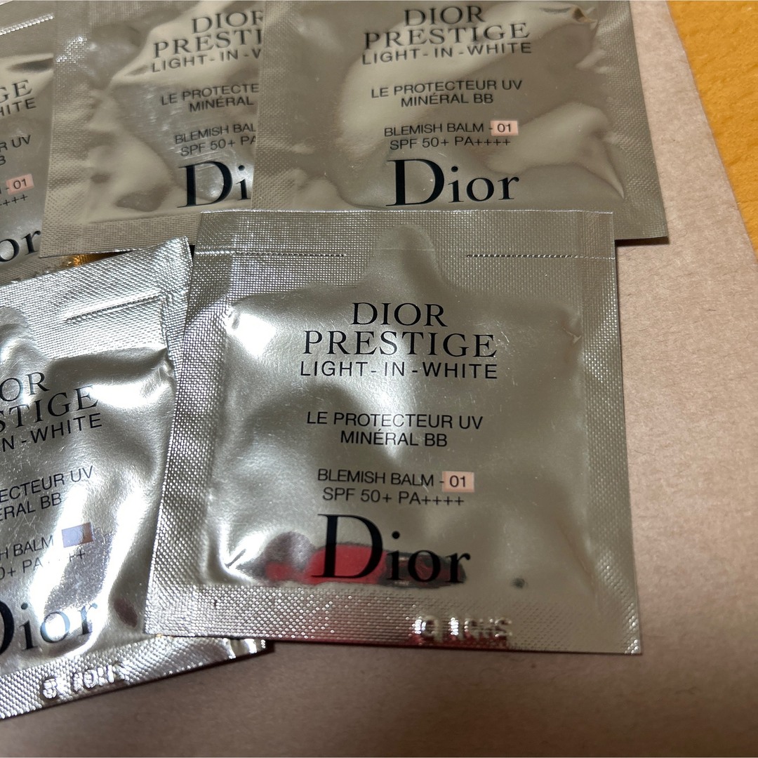 Christian Dior(クリスチャンディオール)のディオールプレステージ ホワイト ル プロテクター UV ミネラル BB01 コスメ/美容のベースメイク/化粧品(化粧下地)の商品写真