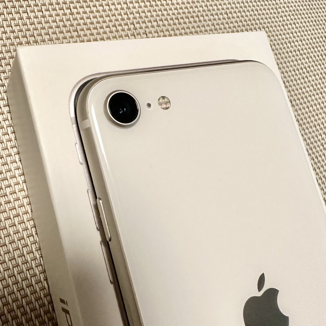 美品】iPhone SE 第3世代 64GB スターライト-