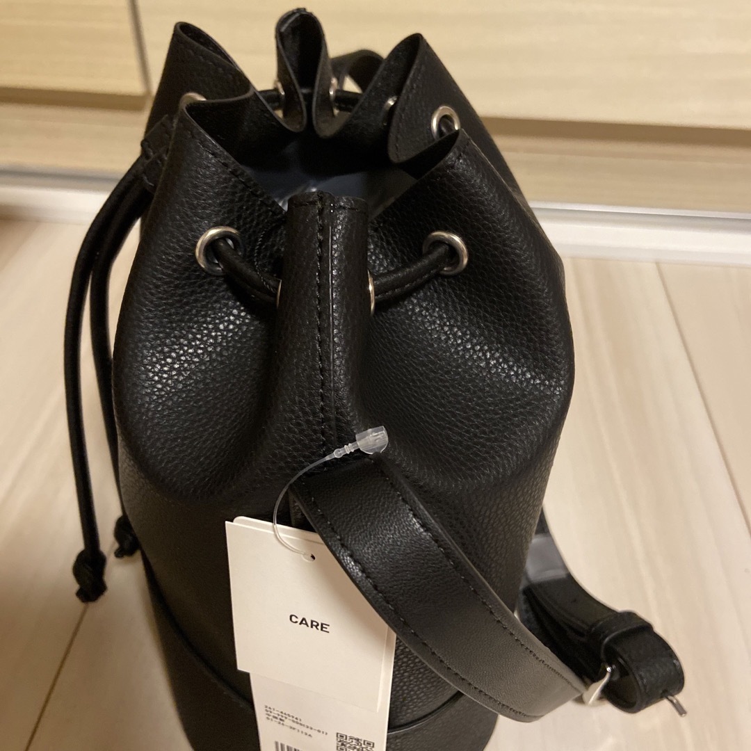 UNIQLO(ユニクロ)のレザータッチ　ドローストリングバッグ レディースのバッグ(ショルダーバッグ)の商品写真