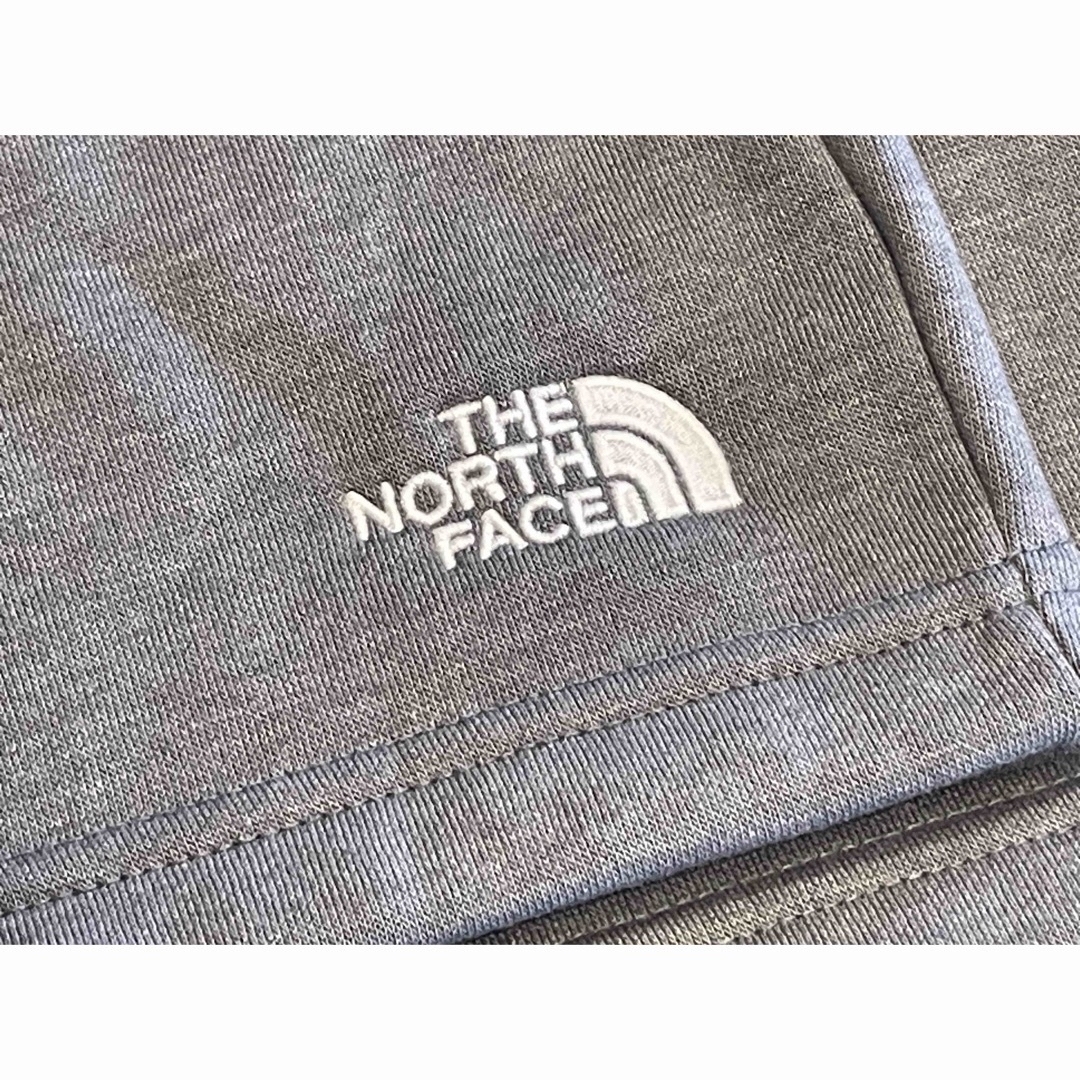 THE NORTH FACE(ザノースフェイス)の新品未使用 ノースフェイス ハーフドーム スウェット ショーツ グレーM 刺繍 メンズのパンツ(ショートパンツ)の商品写真