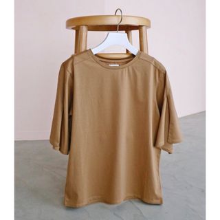 コヒナ(COHINA)のslit sleeve silket tee（brown）¥5,480(Tシャツ(半袖/袖なし))