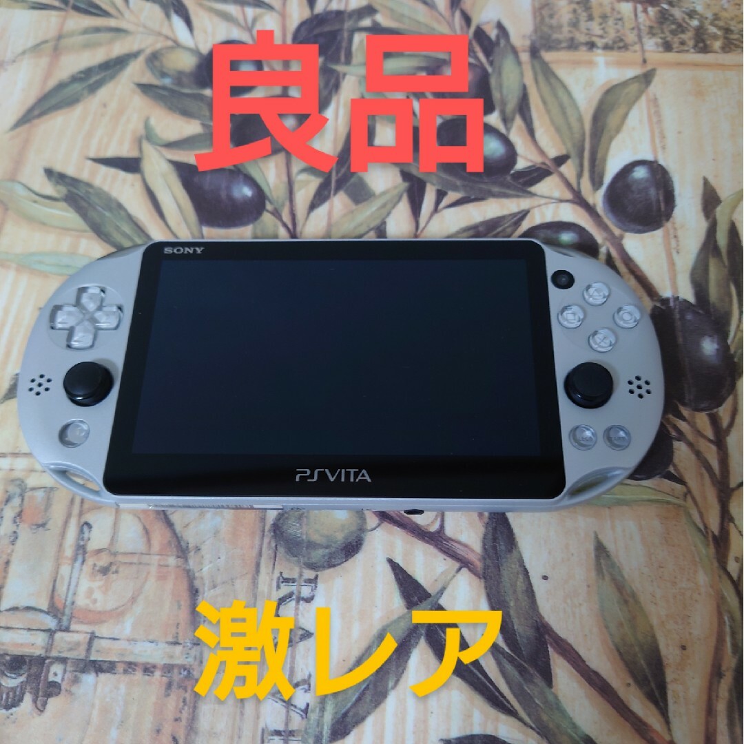 PlayStation Vita(プレイステーションヴィータ)のPlayStation®Vita（PCH-2000シリーズ） シルバーレア エンタメ/ホビーのゲームソフト/ゲーム機本体(携帯用ゲーム機本体)の商品写真