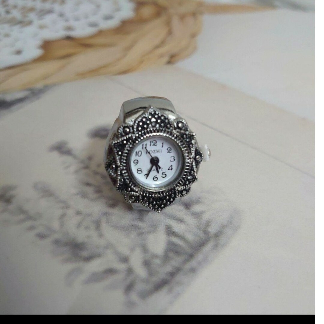 リングクォーツ　指時計　指輪　ホワイト　ウォッチ レディースのアクセサリー(リング(指輪))の商品写真