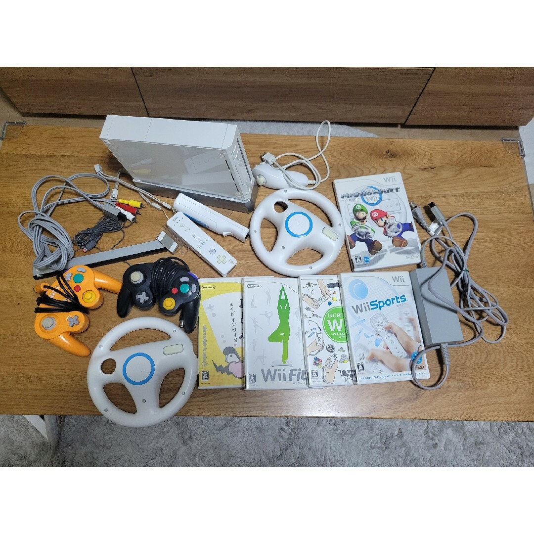 Wii(ウィー)のWii本体+カセット+Wii・ゲームキューブコントローラー エンタメ/ホビーのゲームソフト/ゲーム機本体(家庭用ゲーム機本体)の商品写真