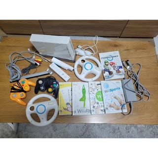 ウィー(Wii)のWii本体+カセット+Wii・ゲームキューブコントローラー(家庭用ゲーム機本体)