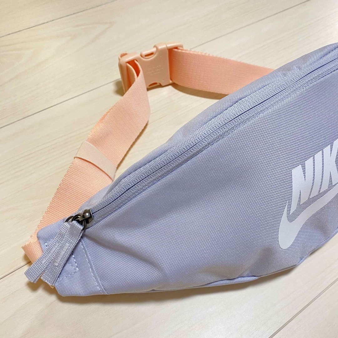 NIKE(ナイキ)のNIKE ナイキ ヘリテージ ヒップパック ボディバッグ ウエストポーチ　グレー レディースのバッグ(ボディバッグ/ウエストポーチ)の商品写真