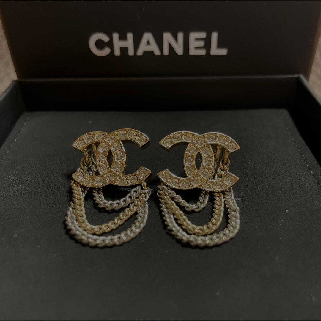 CHANEL - CHANEL ピアス 3連チェーン ラインストーンCHANEL LOGO ...