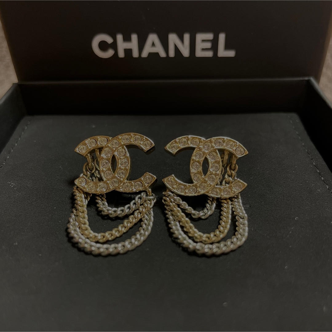 CHANEL ピアス ３連チェーン ラインストーンCHANEL LOGOマーク