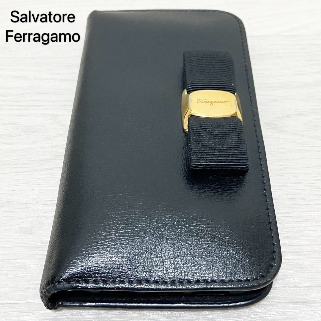 Salvatore Ferragamo(サルヴァトーレフェラガモ)のフェラガモ iPhoneケース 12 12Pro ヴァラリボン  ブラック スマホ/家電/カメラのスマホアクセサリー(iPhoneケース)の商品写真