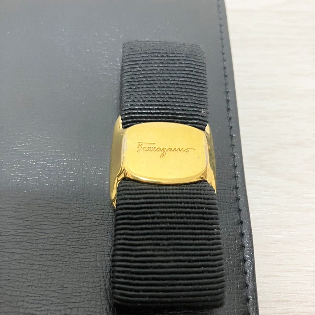 Salvatore Ferragamo(サルヴァトーレフェラガモ)のフェラガモ iPhoneケース 12 12Pro ヴァラリボン  ブラック スマホ/家電/カメラのスマホアクセサリー(iPhoneケース)の商品写真