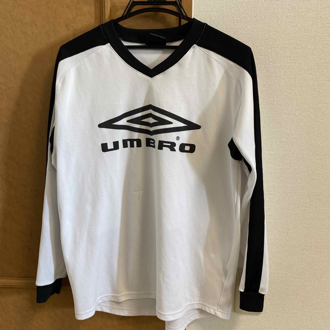 UMBRO(アンブロ)のサッカー練習着　Lサイズ　長袖2枚　半袖1枚おまけ付き スポーツ/アウトドアのサッカー/フットサル(ウェア)の商品写真