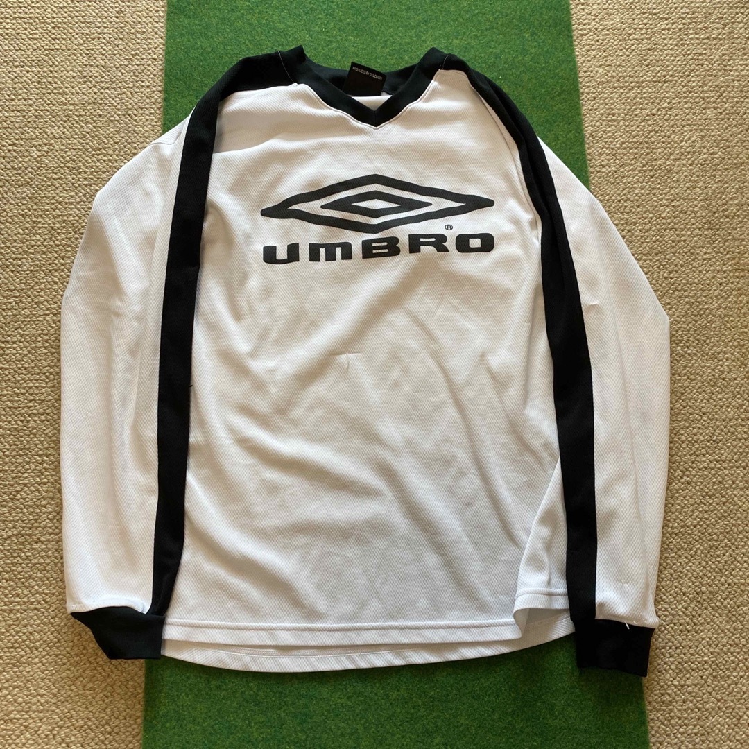 UMBRO(アンブロ)のサッカー練習着　Lサイズ　長袖2枚　半袖1枚おまけ付き スポーツ/アウトドアのサッカー/フットサル(ウェア)の商品写真