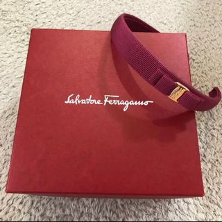 サルヴァトーレフェラガモ(Salvatore Ferragamo)のフェラガモ　カチューシャ　ピンク　箱付き(カチューシャ)