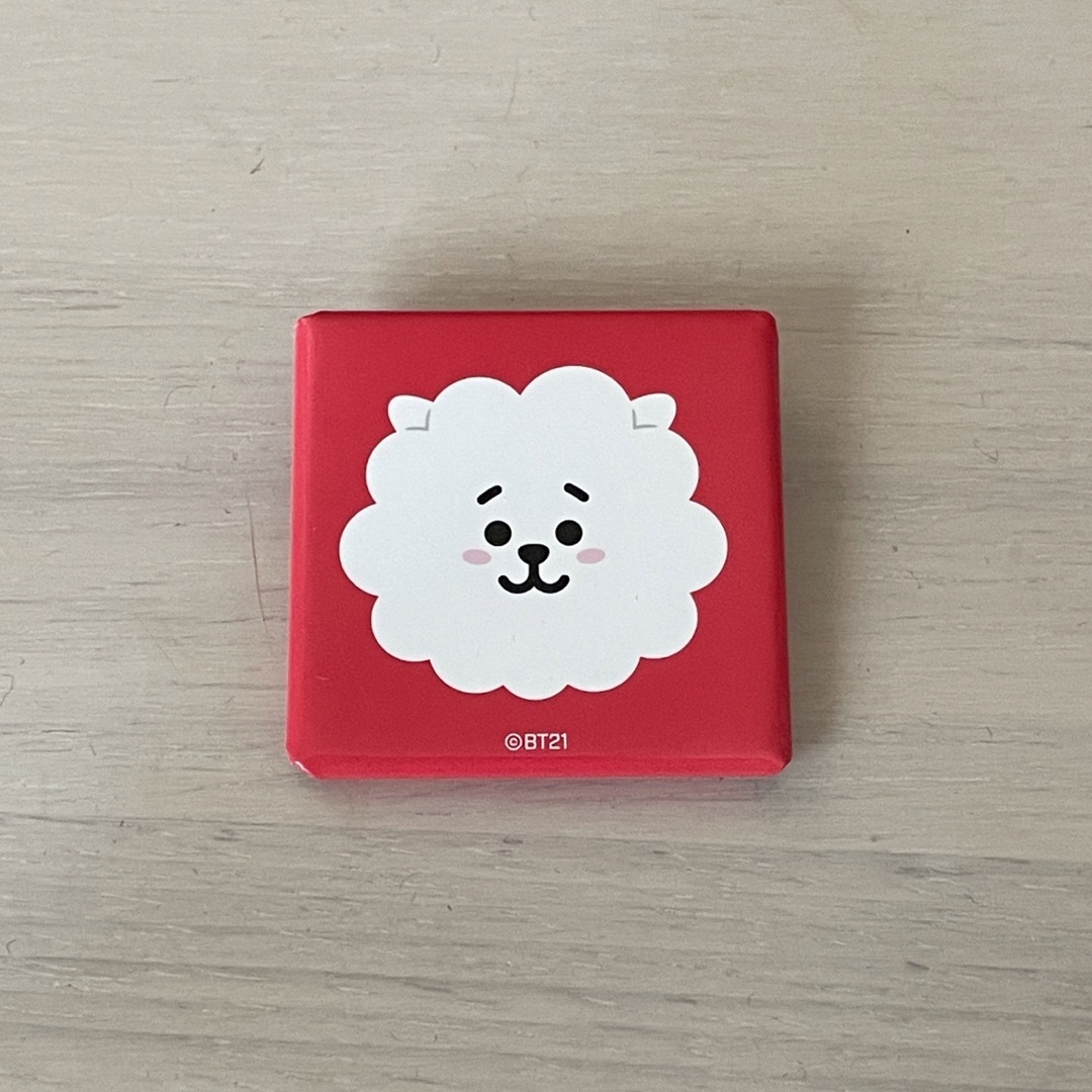 BT21(ビーティーイシビル)のbt21 RJ 缶バッジ エンタメ/ホビーのCD(K-POP/アジア)の商品写真